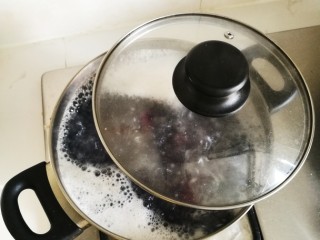 3、紫薯山药粥,大火煮开后转中小火煮大概二十分钟，主要还是要看紫薯是不是已经煮透