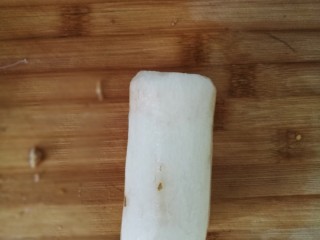 4、紫薯山药粥,粥煮的差不多的时候，把准备好的山药去皮洗净