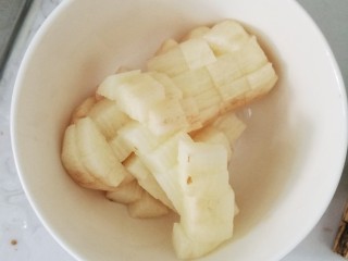 5、紫薯山药粥,把山药切成小块放入锅中，大概5-10分钟即可关火，我个人比较喜欢山药脆一点，紫薯和大米很糯，配上脆甜的山药，口感很好