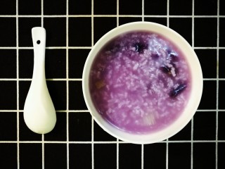 6、紫薯山药粥,煮出来颜色也是很漂亮的