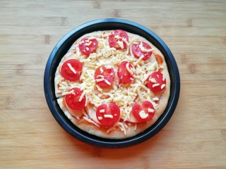 12、百变水果 水果披萨,再撒上一层马苏里拉芝士。