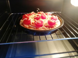 13、百变水果 水果披萨,送入烤箱，上下管190度烤10分钟。