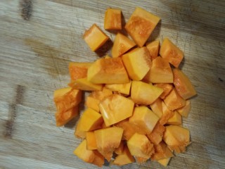 1、宝宝辅食——香甜的南瓜米糊,南瓜去皮切块