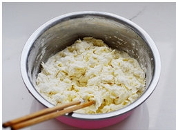 1、油旋,面粉中加入盐混合均匀后，先加入开水，搅拌下，再加入冷水搅拌成雪花状。