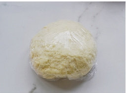 2、油旋,再用手和成均匀的面团，加盖保鲜膜醒发30分钟。