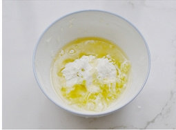 3、油旋,配料中的植物油、大葱和面粉一起混合成油酥馅。