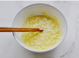 4、油旋,搅拌均匀。