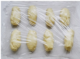 5、油旋,醒发好的面团分割成8个剂子，醒发10分钟。