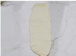 6、油旋,取一个擀长。