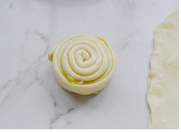 12、油旋,所有的面团依次卷好。