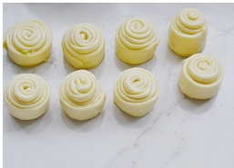 13、油旋,锅烧热，倒入少许食用油，面卷朝上放入锅中。