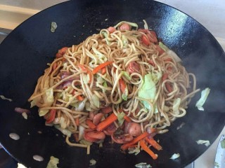 12、卷心菜香肠炒面,大火煸炒均匀3分钟
