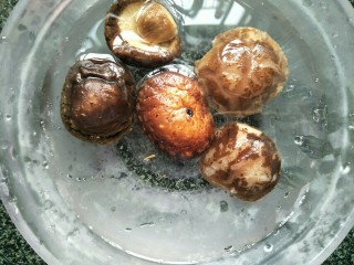 1、腊味糯米卷,冬菇浸软