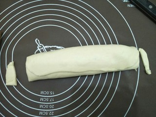 13、腊味糯米卷,封好口，切掉两边多余的面皮。