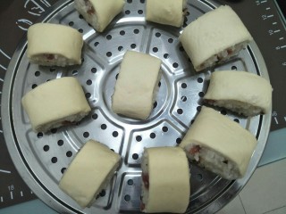 15、腊味糯米卷,放入涂了油的蒸架上