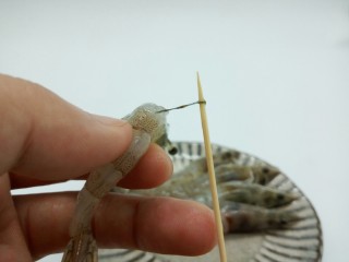 3、鲜虾时蔬面,再用牙签挑去虾线,用刀在虾背划一下,便于入味