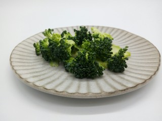 5、鲜虾时蔬面,花菜取一瓣就可以,切小块