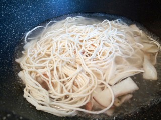 9、鲜虾时蔬面,等水开了后,下面条入锅,