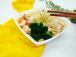 13、鲜虾时蔬面,早餐也可以吃的这么营养。