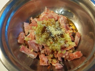 5、早餐五彩缤纷四喜蒸饺,倒入料酒，酱油，耗油，鸡精，盐。