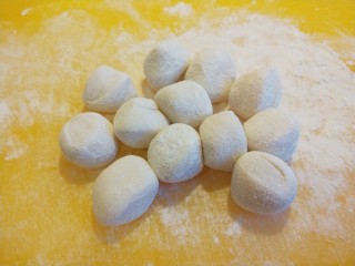 11、早餐五彩缤纷四喜蒸饺,切成均匀的饺子剂子。