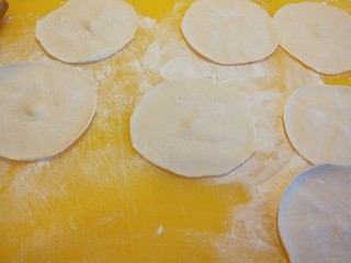 12、早餐五彩缤纷四喜蒸饺,轧成面皮。