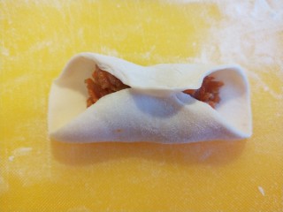 14、早餐五彩缤纷四喜蒸饺,对折捏紧。