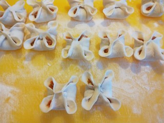 19、早餐五彩缤纷四喜蒸饺,全部做好备用。