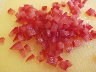 21、早餐五彩缤纷四喜蒸饺,如图所示不要太大，紫甘蓝切丁，葱花切小段。