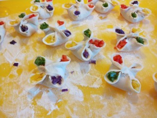 22、早餐五彩缤纷四喜蒸饺,按次序把四彩丁放好。