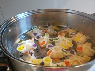 24、早餐五彩缤纷四喜蒸饺,开火蒸10分钟即可。