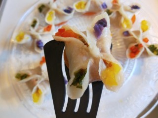 25、早餐五彩缤纷四喜蒸饺,蒸好的饺子放入盆中。