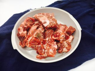 1、#咸食#  田七大枣煲猪骨汤,主要食材：猪骨（胫骨）