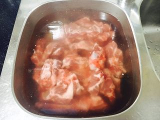 5、#咸食#  田七大枣煲猪骨汤,猪骨用清水浸泡1个小时