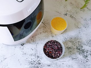 1、血糯米粢饭团,准备食材及饭煲。(量可以根据需求增减)