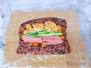 13、血糯米粢饭团,放入配菜，哇、看着好想吃有么有？哈～