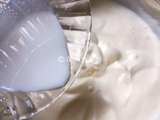 6、蜜红豆小米蒸蛋糕,随后倒入牛奶。