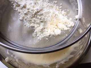 8、蜜红豆小米蒸蛋糕,筛入三分之一的小米蛋糕粉。