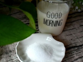 2、焦糖奶茶,再来点砂糖。这个加多加少根据个人的口味