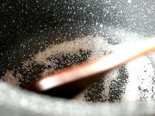 5、焦糖奶茶,小火不停搅拌