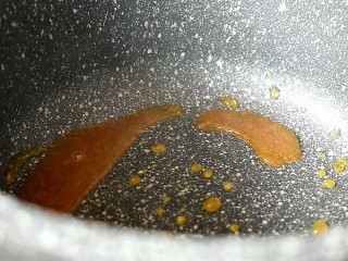 6、焦糖奶茶,直至白砂糖融化，熬成焦糖色
