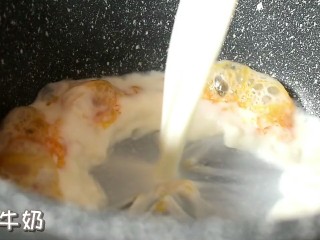 7、焦糖奶茶,这时候倒入纯牛奶。这时候焦糖会迅速结块，并迅速化开