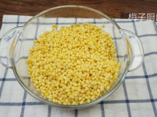 2、绿豆糕,去皮绿豆提前浸泡四小时。