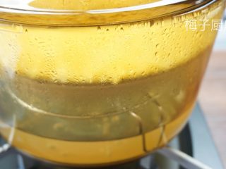 3、绿豆糕,放到一个容器里，隔水蒸30分钟。