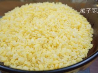 4、绿豆糕,蒸好后的样子，完全开花，放凉。