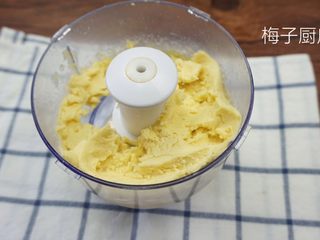 5、绿豆糕,放入料理机，加入适量植物油，搅拌成泥。