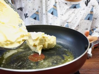 6、绿豆糕,搅拌好的绿豆泥备用，锅里加入黄油，融化，倒入绿豆泥。