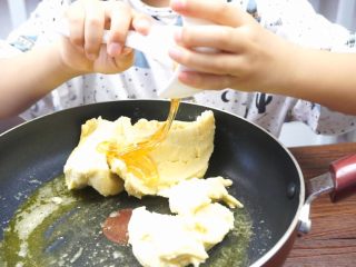 7、绿豆糕,倒入麦芽糖和白糖。