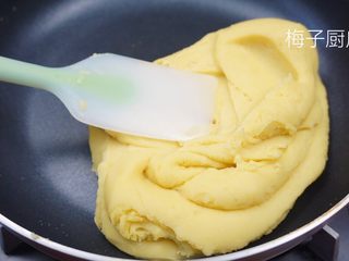 8、绿豆糕,接下来就是一个漫长的翻炒过程了，一定要耐心，小火慢炒，直到绿豆泥抱成团为止。