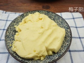 9、绿豆糕,放到不烫手，准备定型。